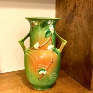 Roseville Vase - “Snowberry”